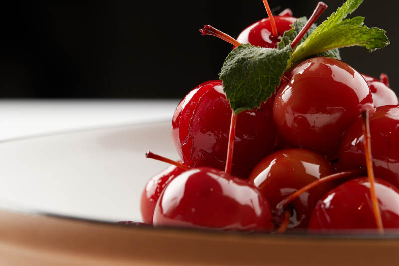 精美餐具装的野蜂蜜腌渍海棠果