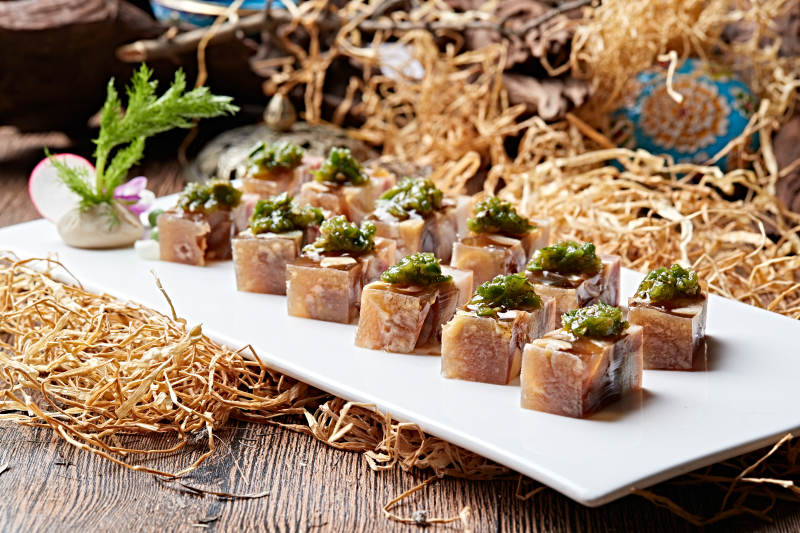 野韭花酱佐黄豆猪皮冻