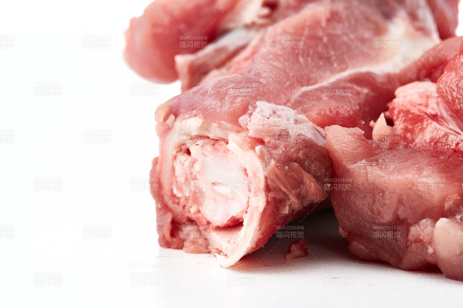 白色背景下的生鮮豬棒骨