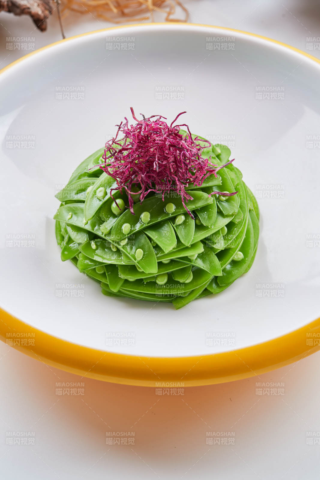 精美瓷餐具装的心里美萝卜丝配腌蜜豆