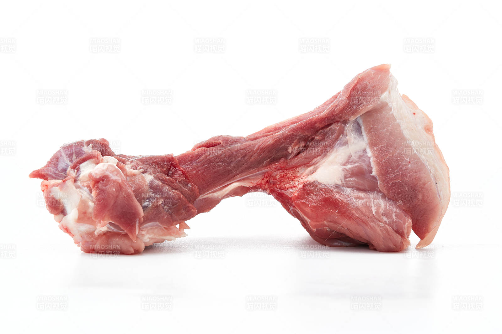 白色背景下的生鮮豬棒骨
