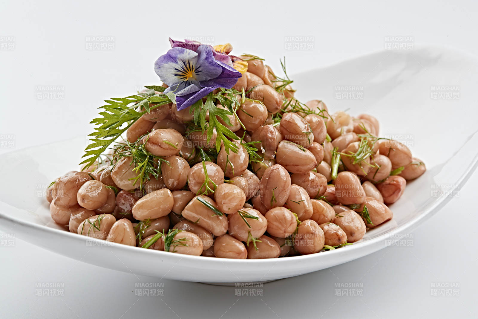 白色瓷盘装的茴香拌煮花生