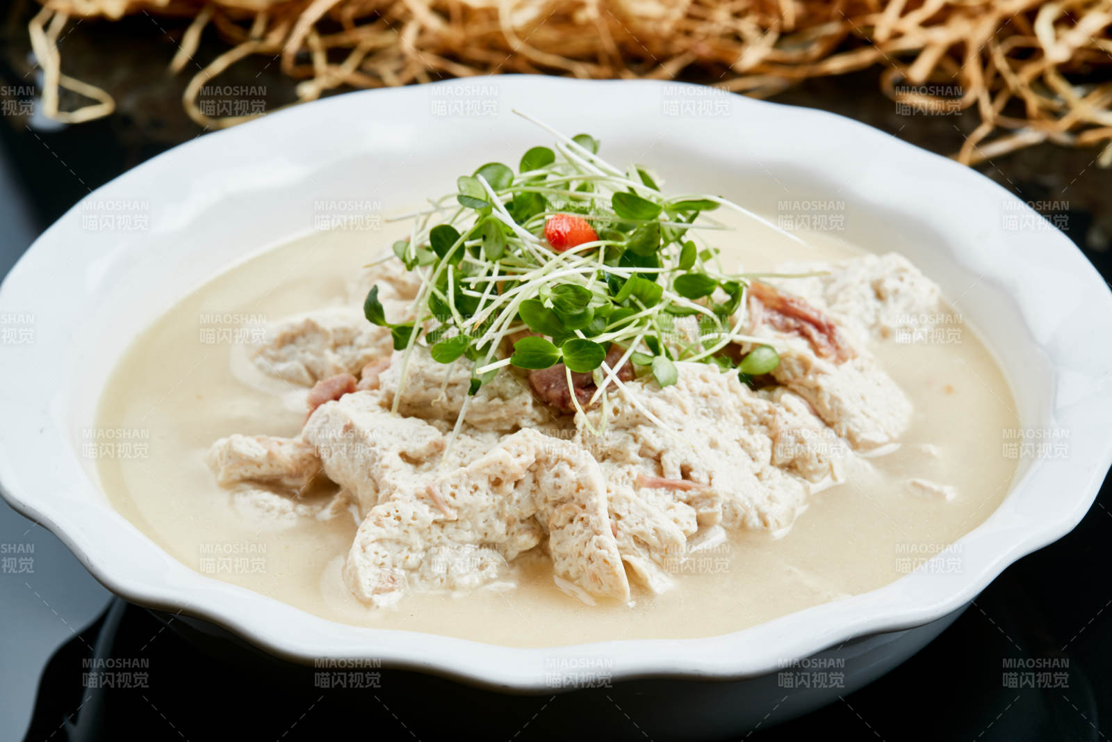 白色瓷餐具裝的鮮雞湯自制豆腐