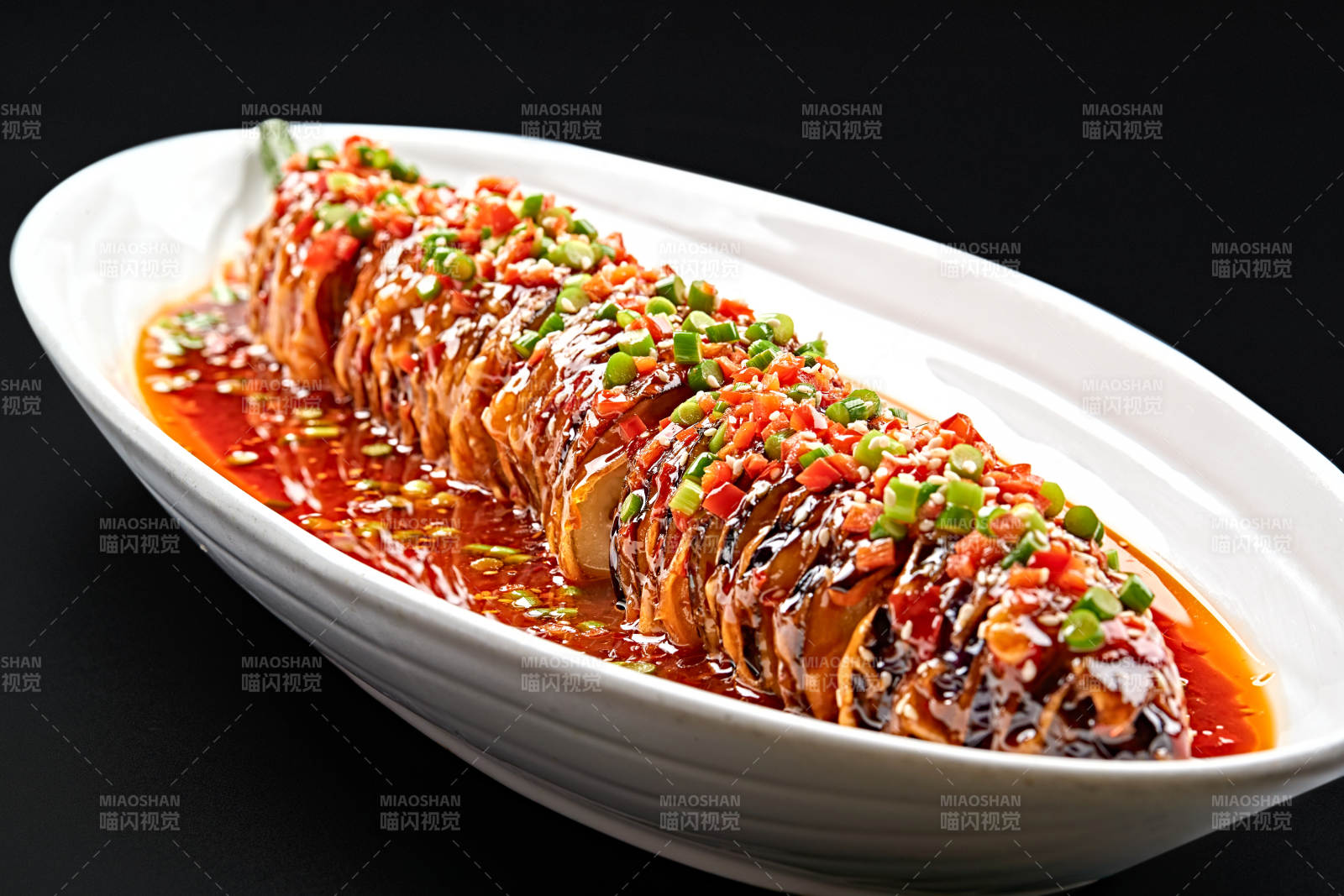 白色瓷盤裝的川味魚香紅油釀茄子