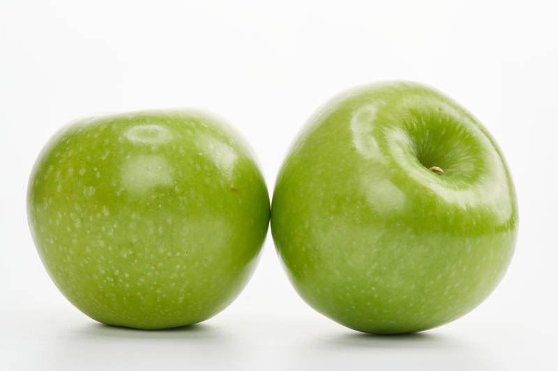 白色背景上摆放的新鲜苹果