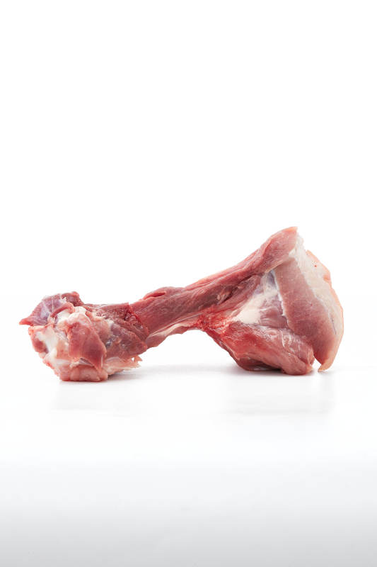 白色背景下的生鮮豬棒骨