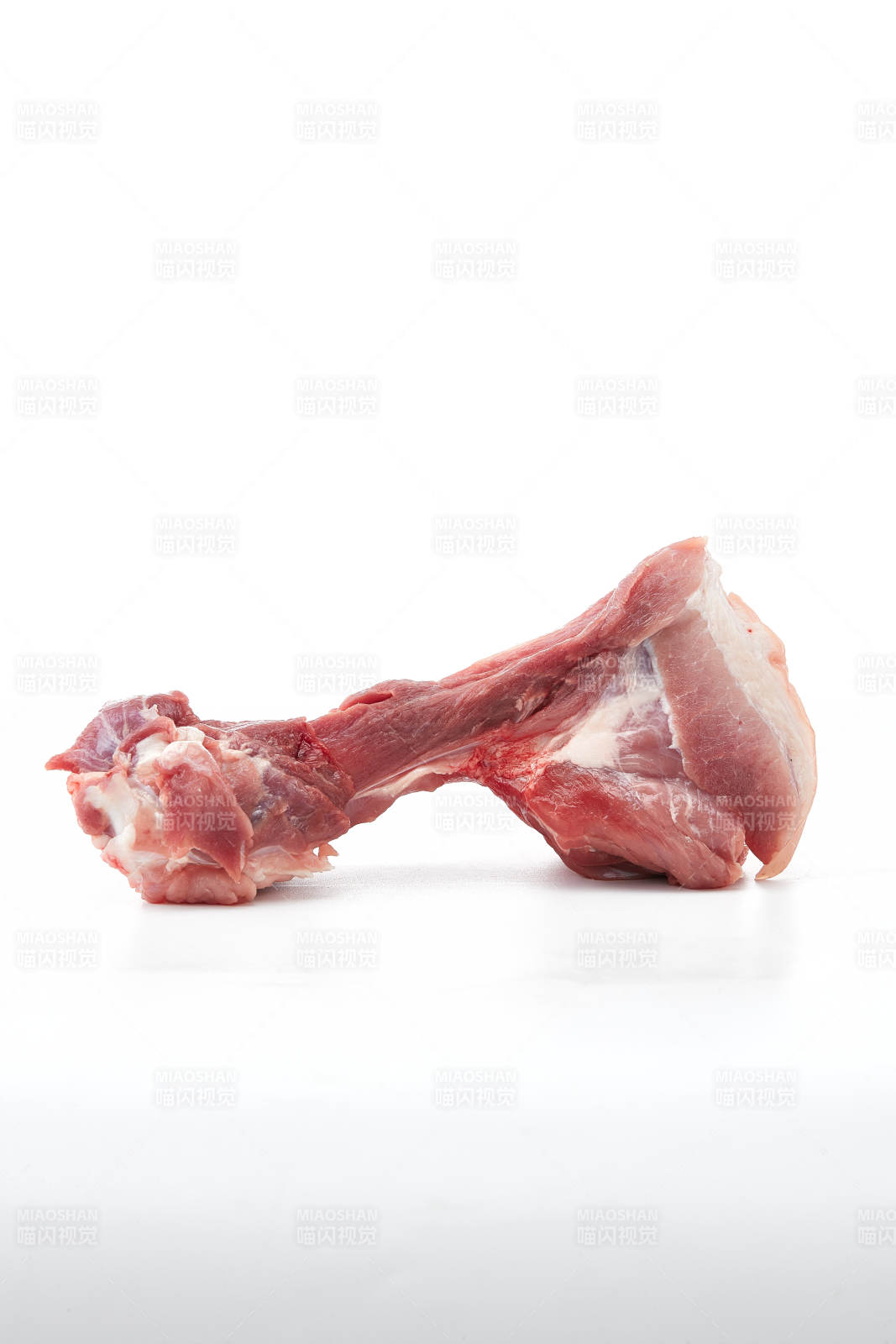 白色背景下的生鮮豬棒骨