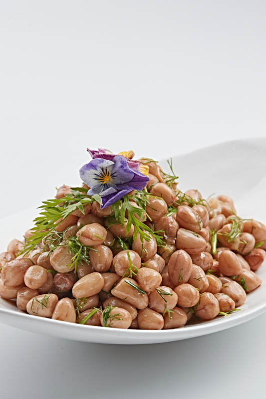 白色瓷盘装的茴香拌煮花生