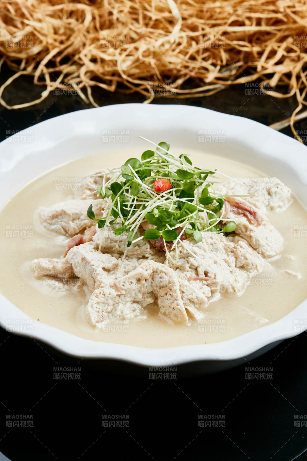 白色瓷餐具裝的鮮雞湯自制豆腐