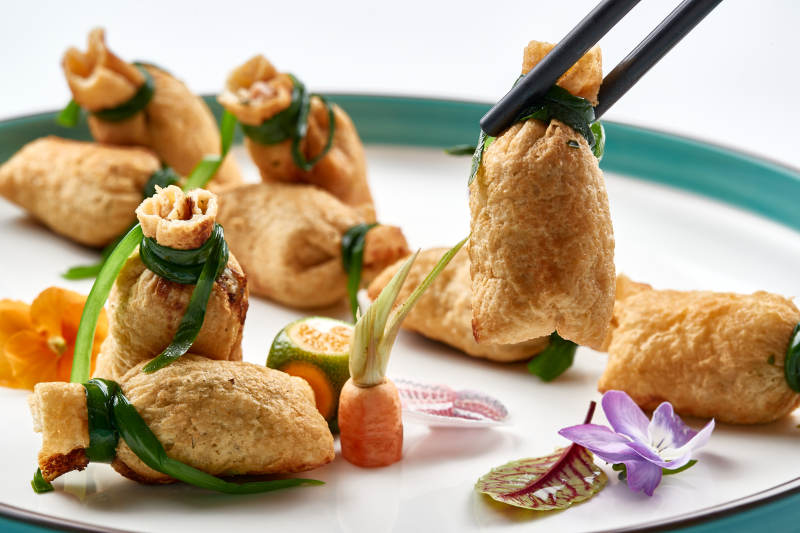 精美瓷盘装的卤香豆皮小福袋