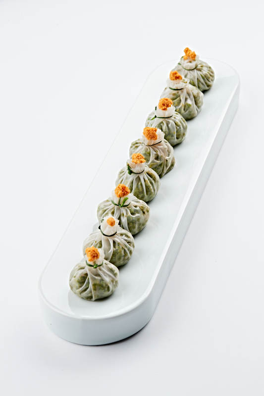 白色瓷餐具裝的蟹籽糯米冰皮燒麥