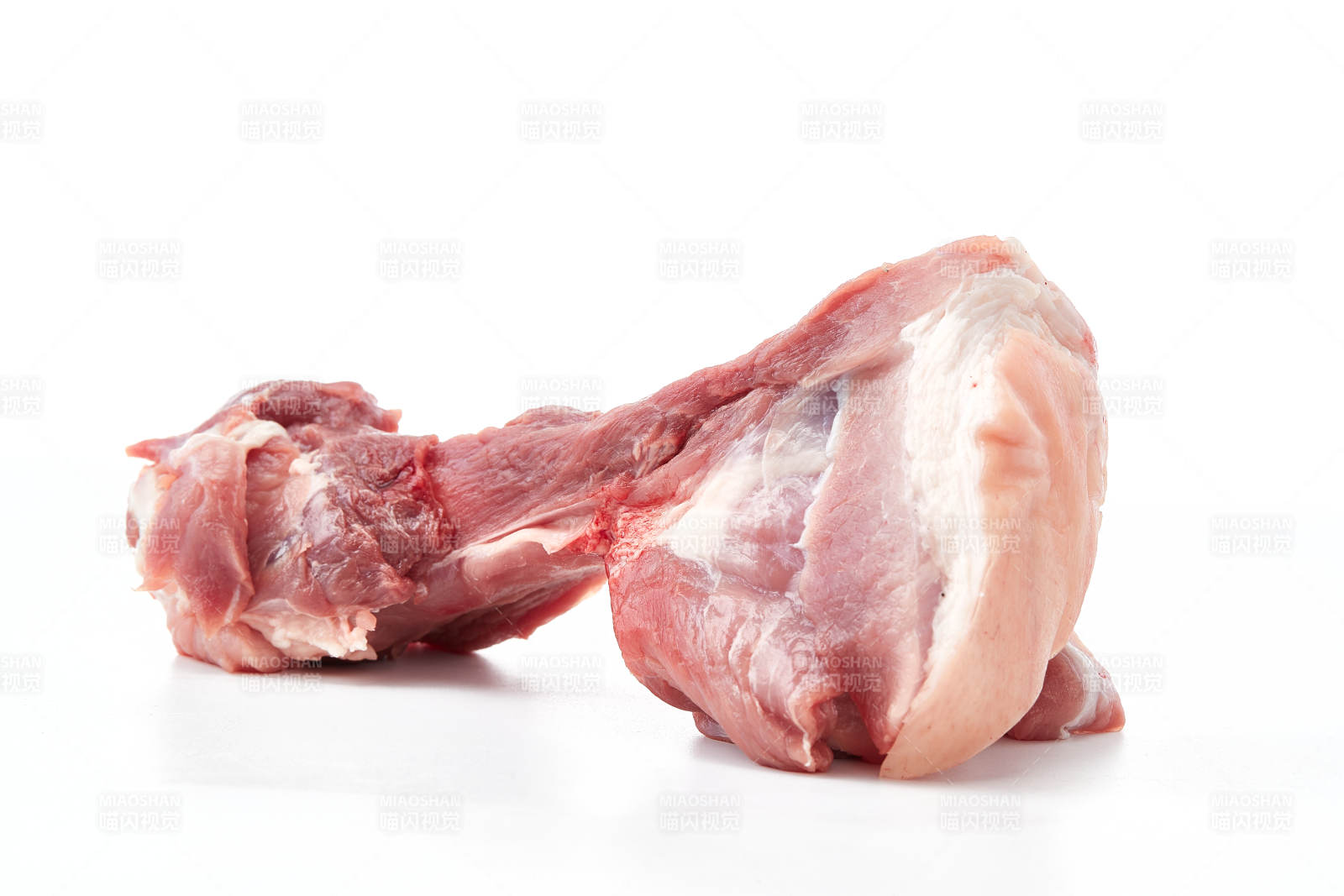 白色背景下的生鮮豬棒骨