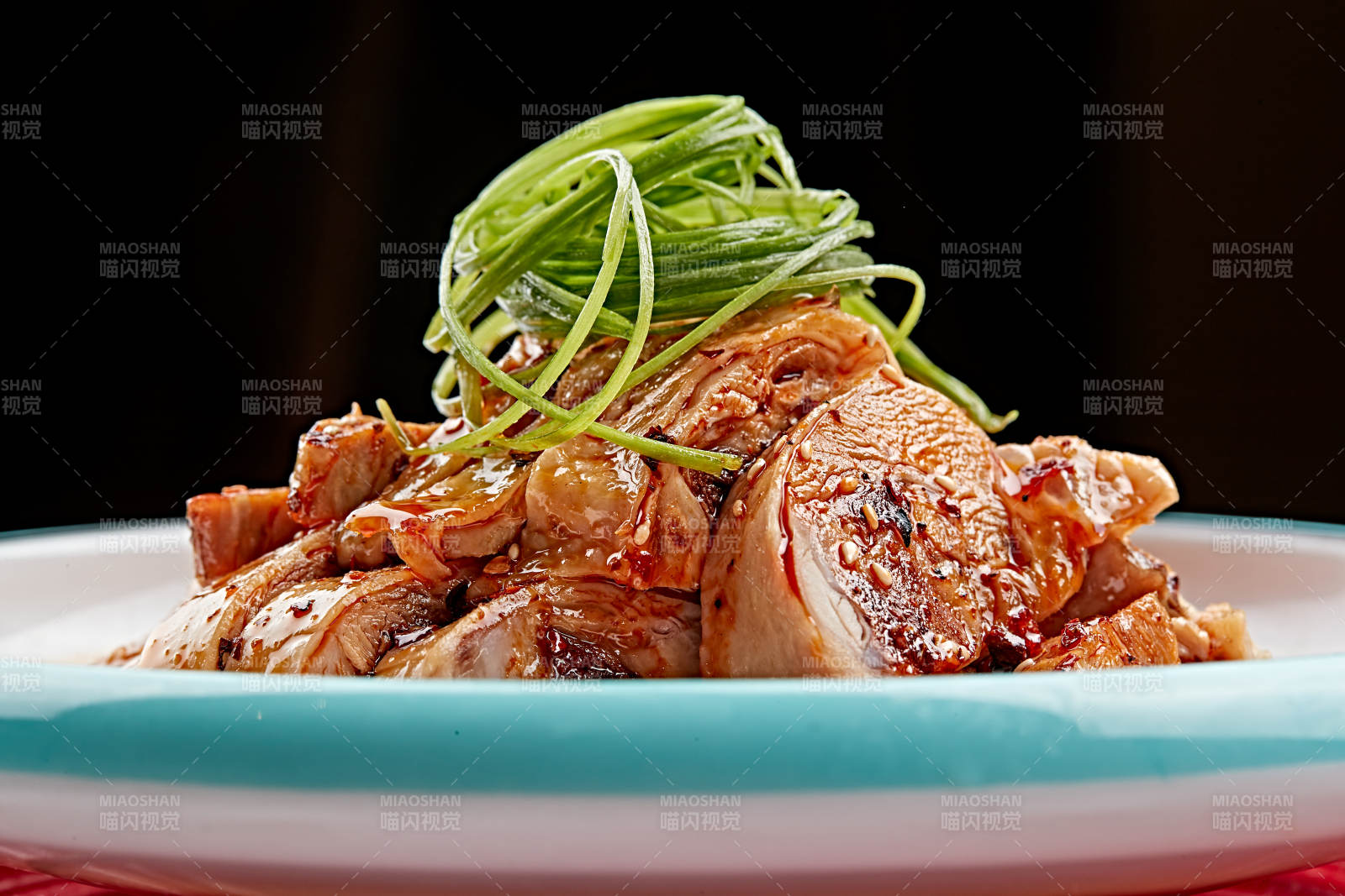 精美餐具裝的紅油香辣口水雞