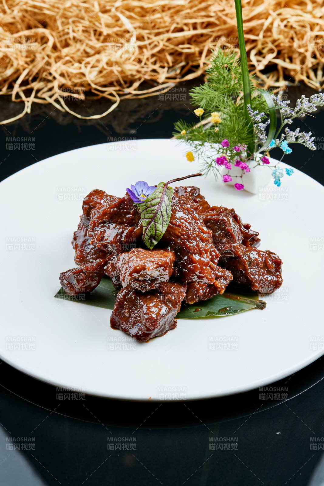 白色瓷盘装的的家常酱炖牛肉