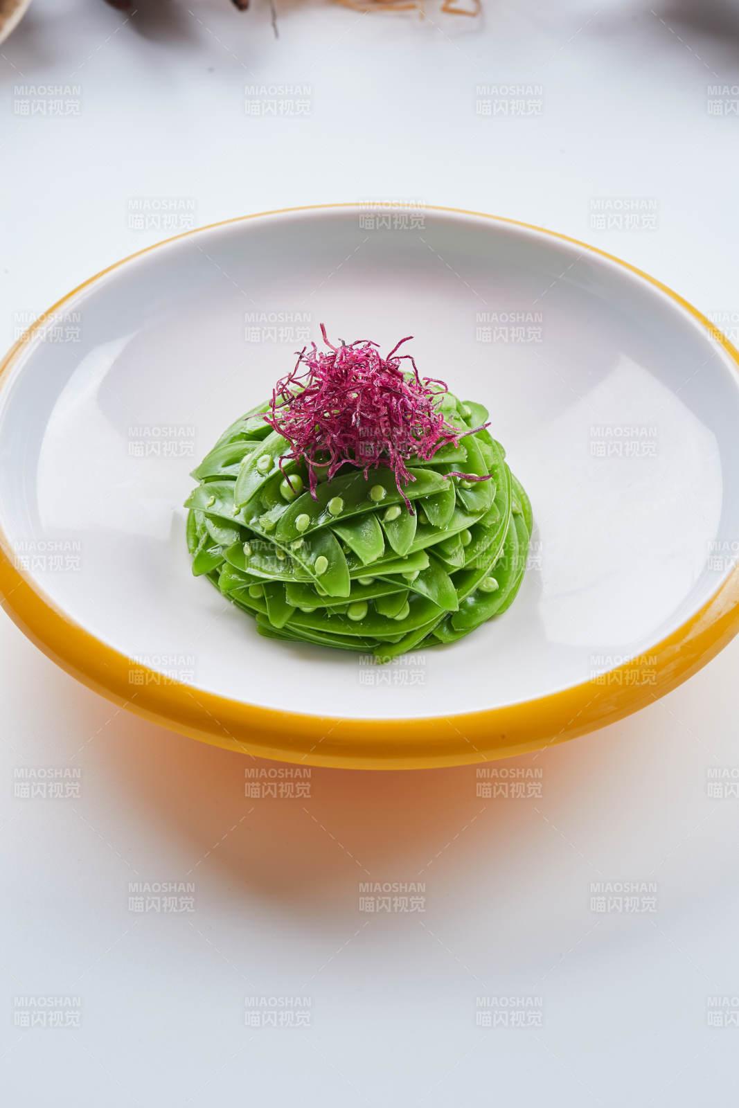 精美瓷餐具装的心里美萝卜丝配腌蜜豆