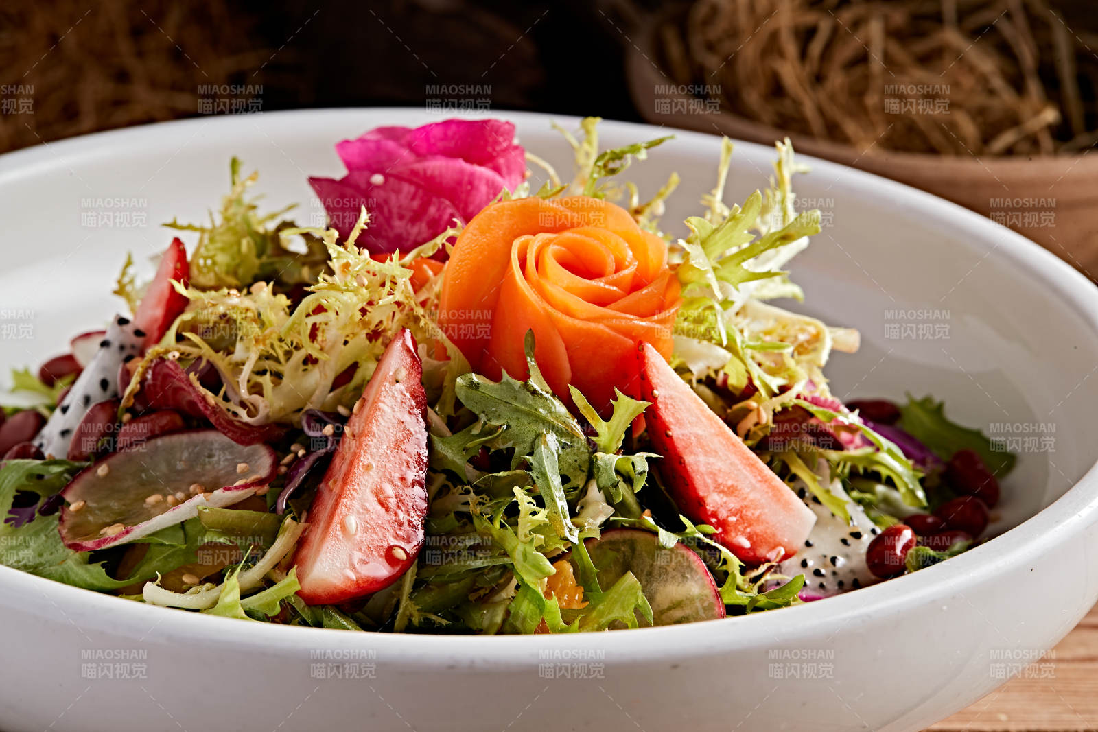 白色圓瓷盤裝的芙蓉富貴拌時蔬