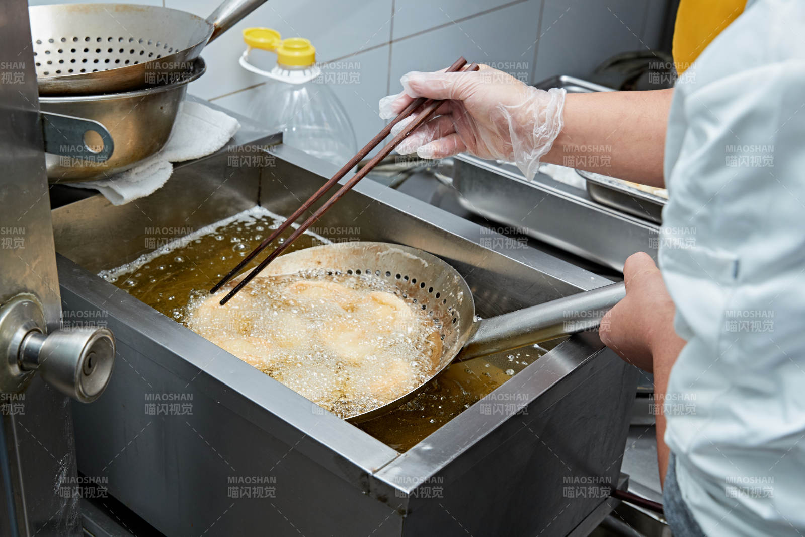 人與食物緊張忙碌的中餐廚房