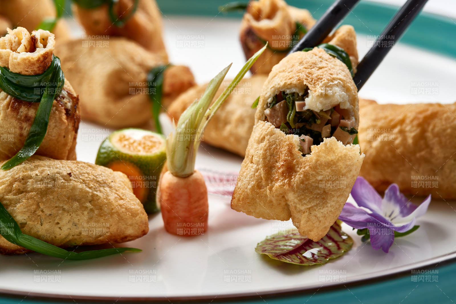 精美瓷盘装的卤香豆皮小福袋