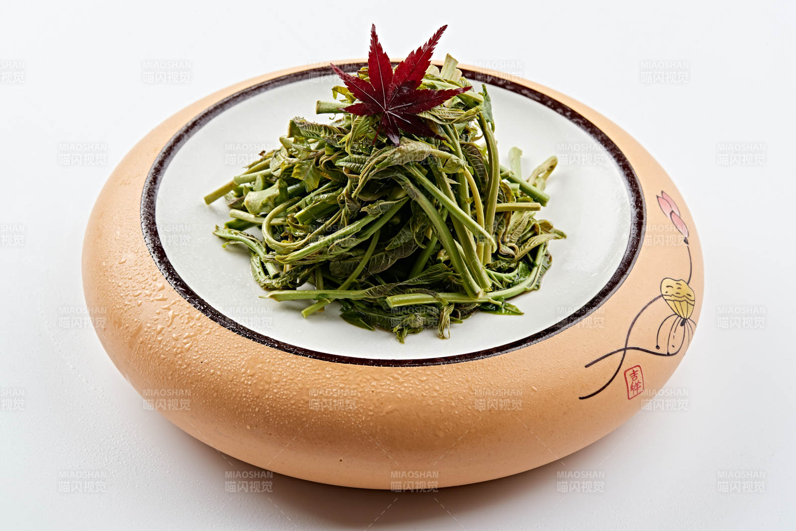 精美餐具装的焯水鲜香椿