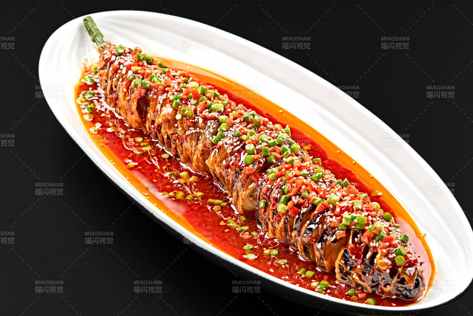 白色瓷盤裝的川味魚香紅油釀茄子