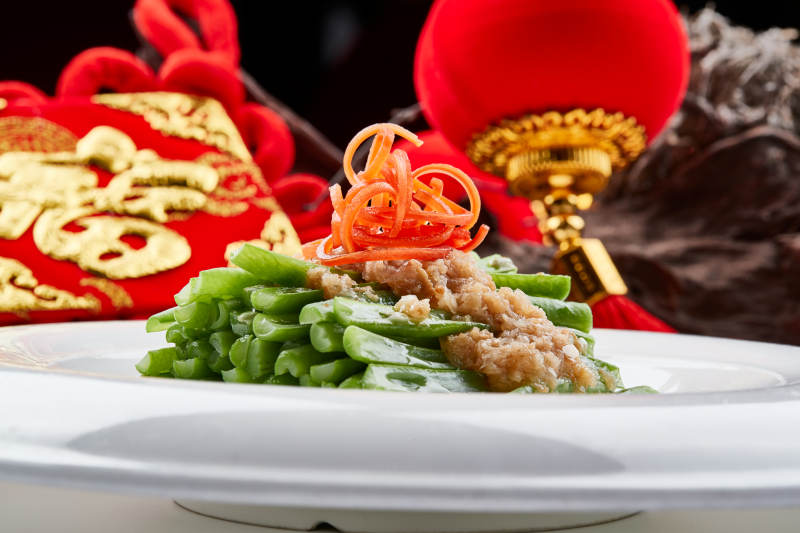 白色瓷盘装的的蒜蓉豆角丝