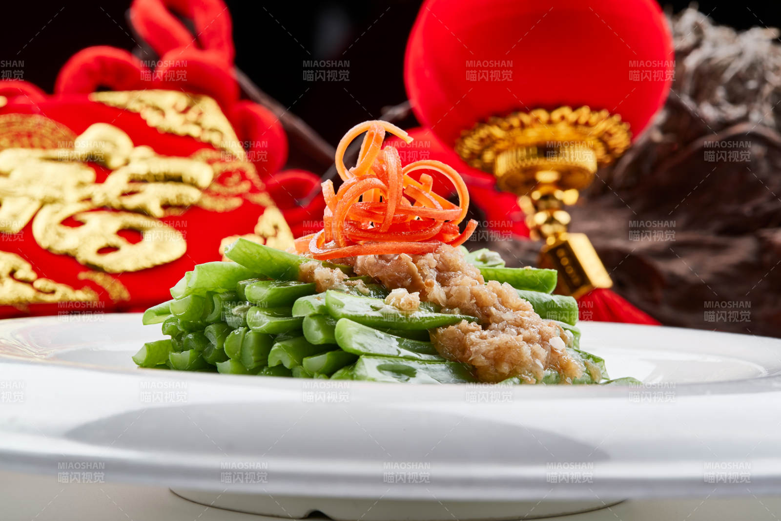 白色瓷盘装的的蒜蓉豆角丝