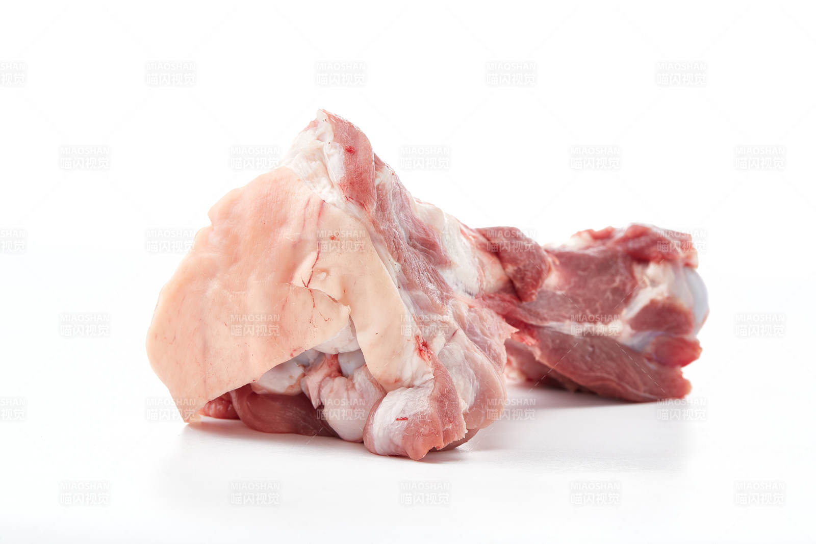 白色背景下的生鮮豬棒骨