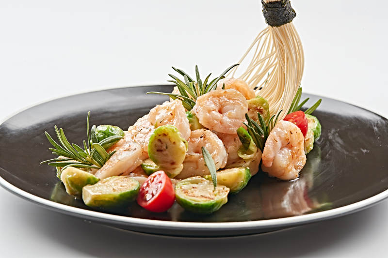 黑石盤裝的金桔香炒大蝦仁