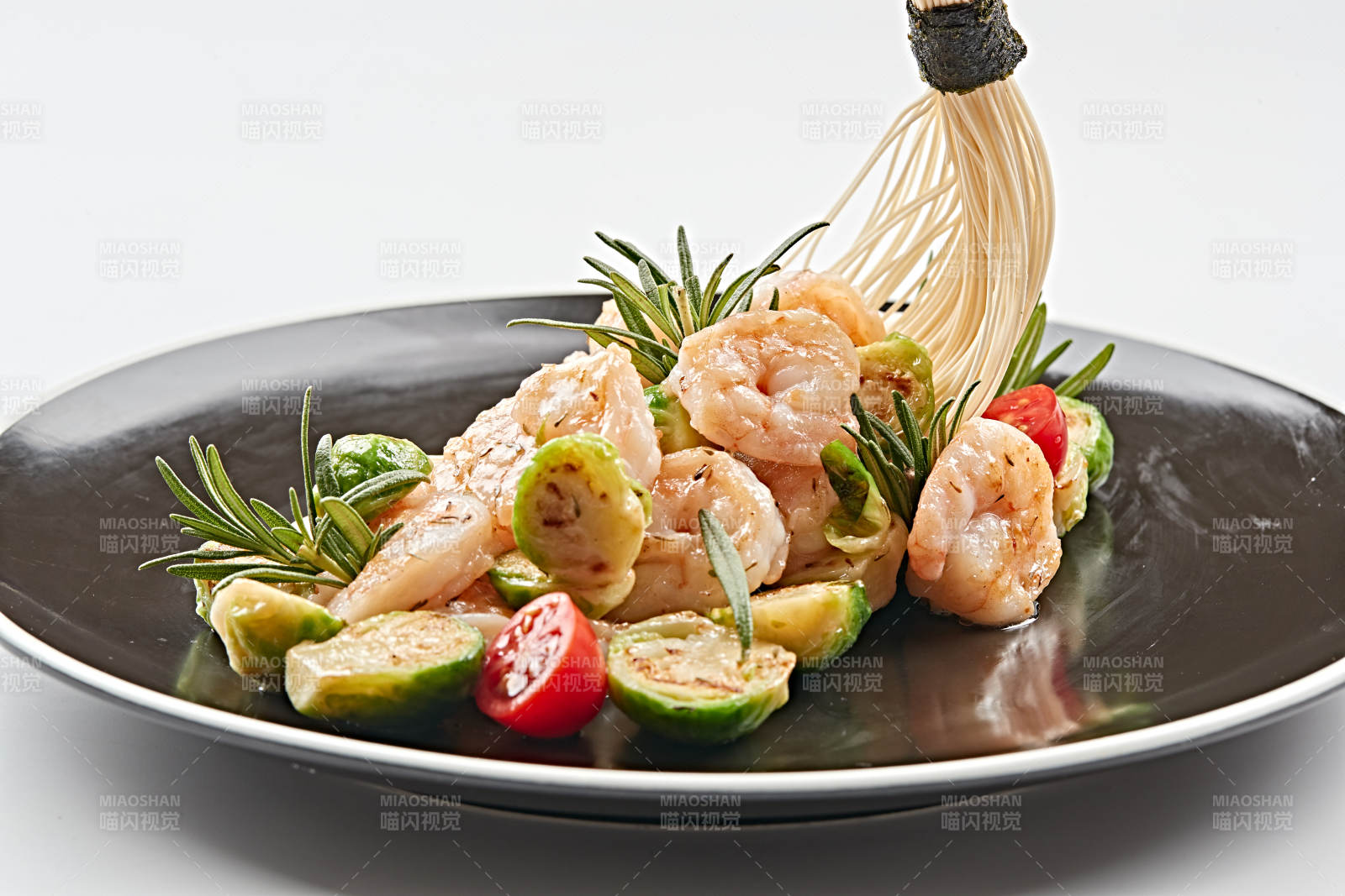 黑石盘装的金桔香炒大虾仁