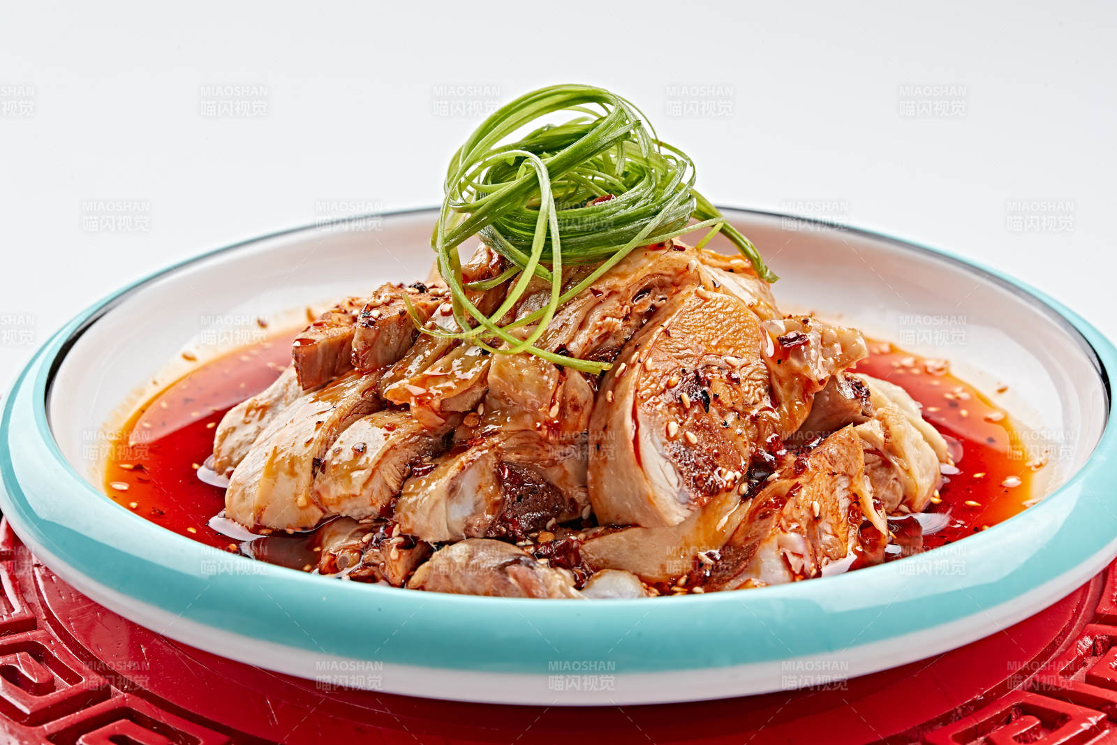 精美餐具裝的紅油香辣口水雞