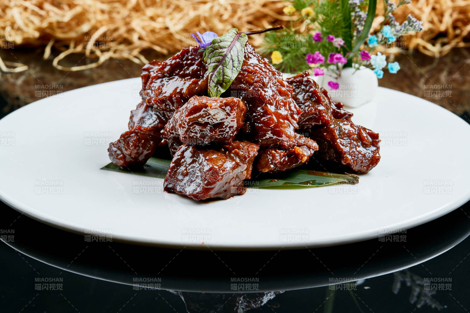 白色瓷盘装的的家常酱炖牛肉