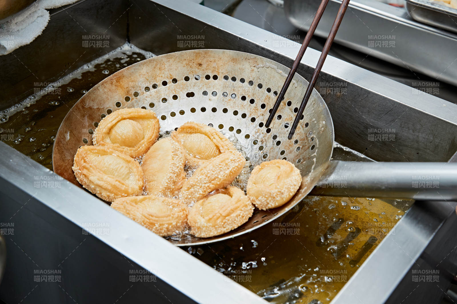 人與食物緊張忙碌的中餐廚房