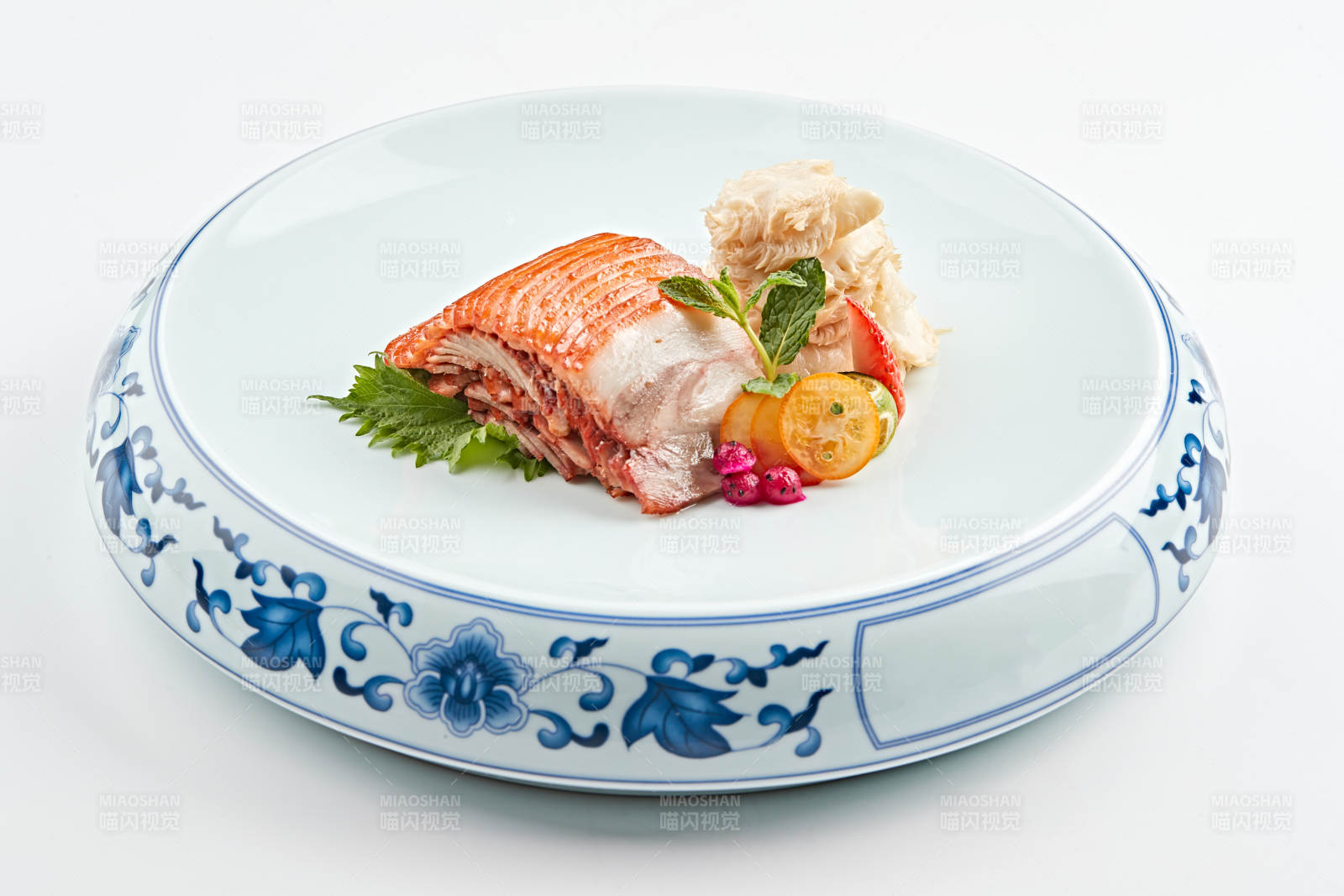 青花瓷餐具装的张家口柴沟堡熏肉