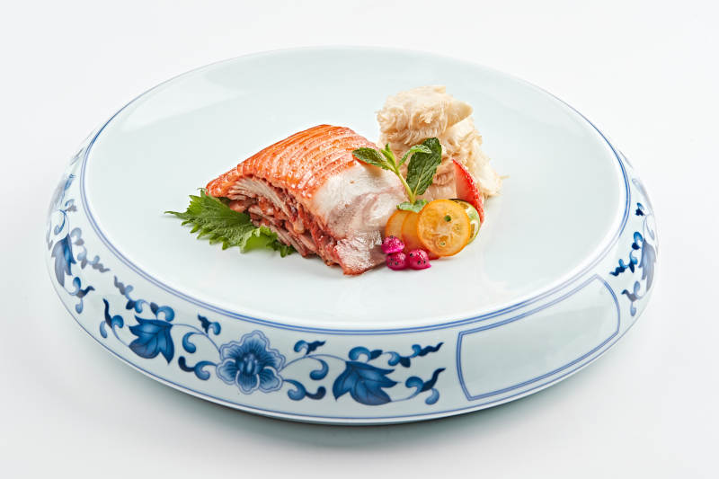 青花瓷餐具装的张家口柴沟堡熏肉