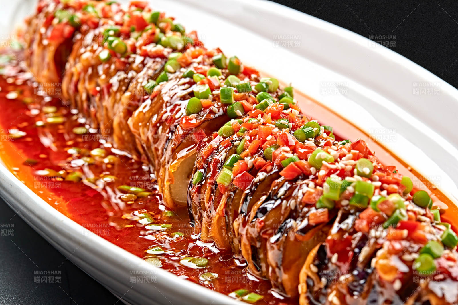 白色瓷盤裝的川味魚香紅油釀茄子