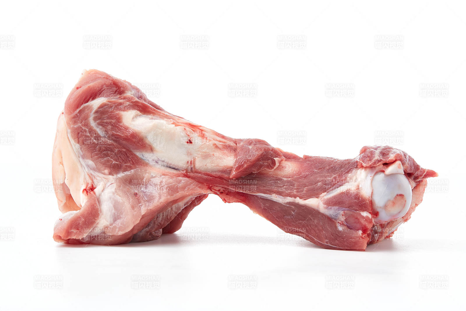 白色背景下的生鮮豬棒骨