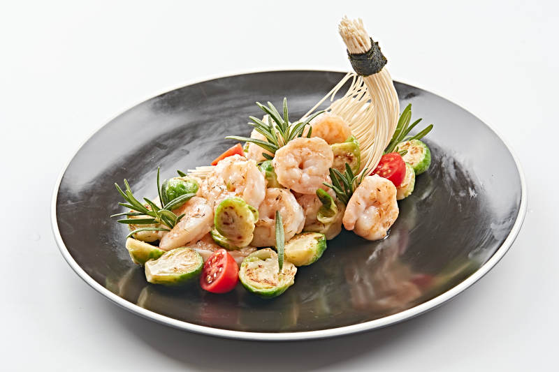 黑石盤裝的金桔香炒大蝦仁