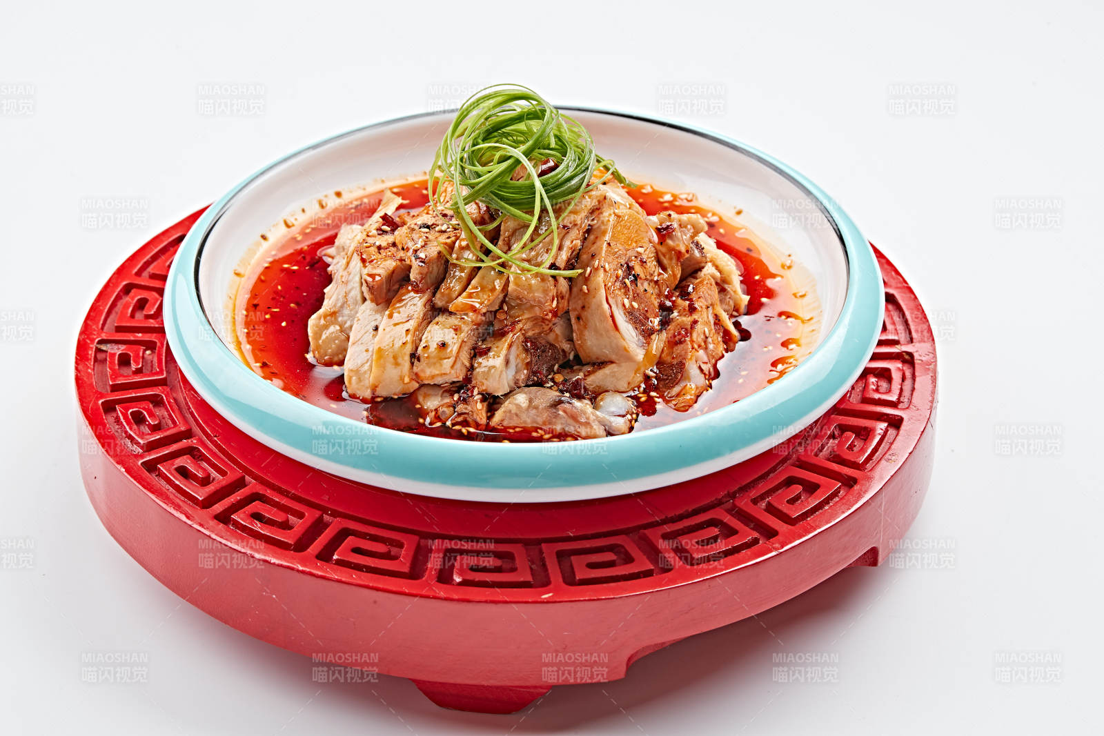 精美餐具裝的紅油香辣口水雞