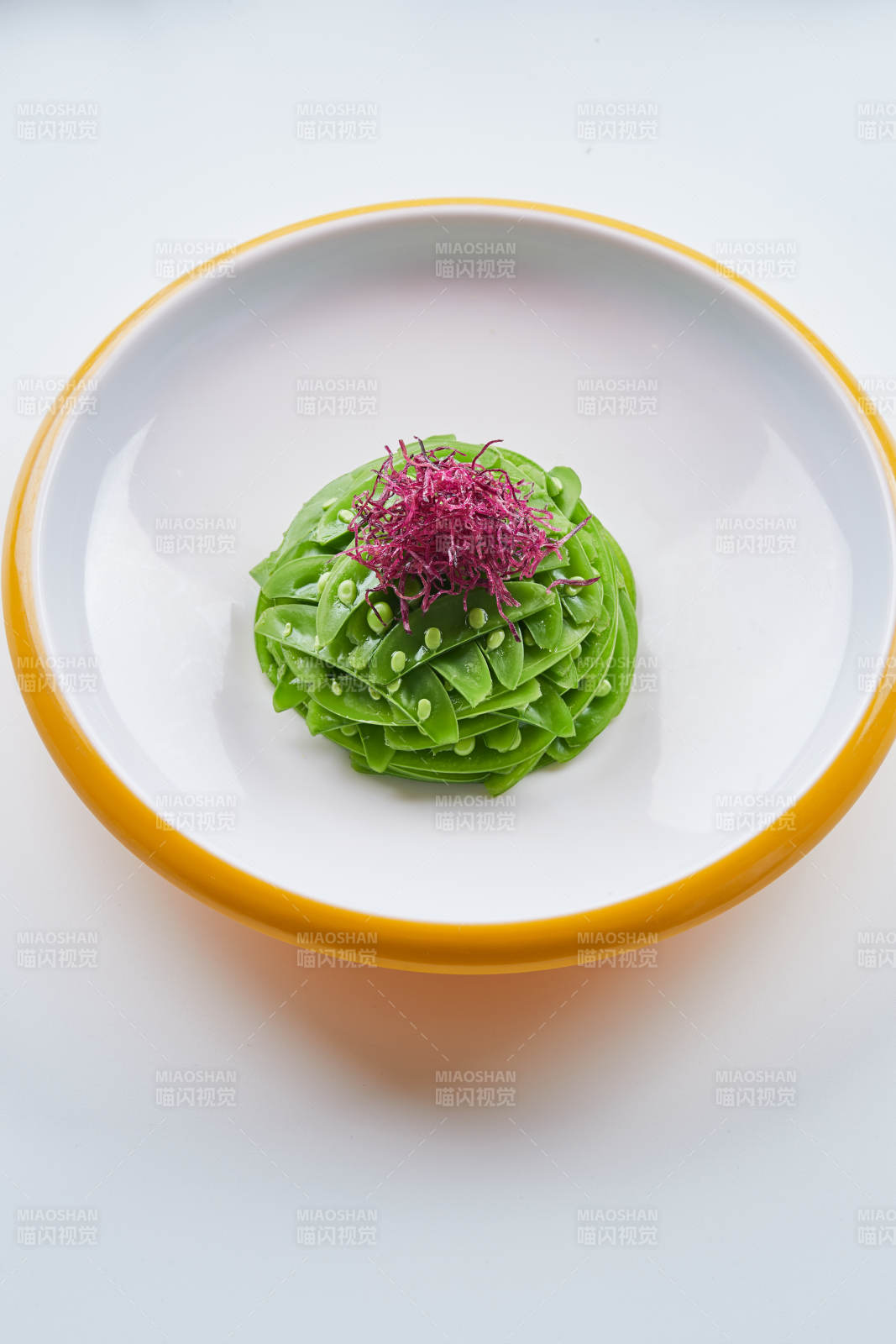 精美瓷餐具裝的心里美蘿卜絲配腌蜜豆