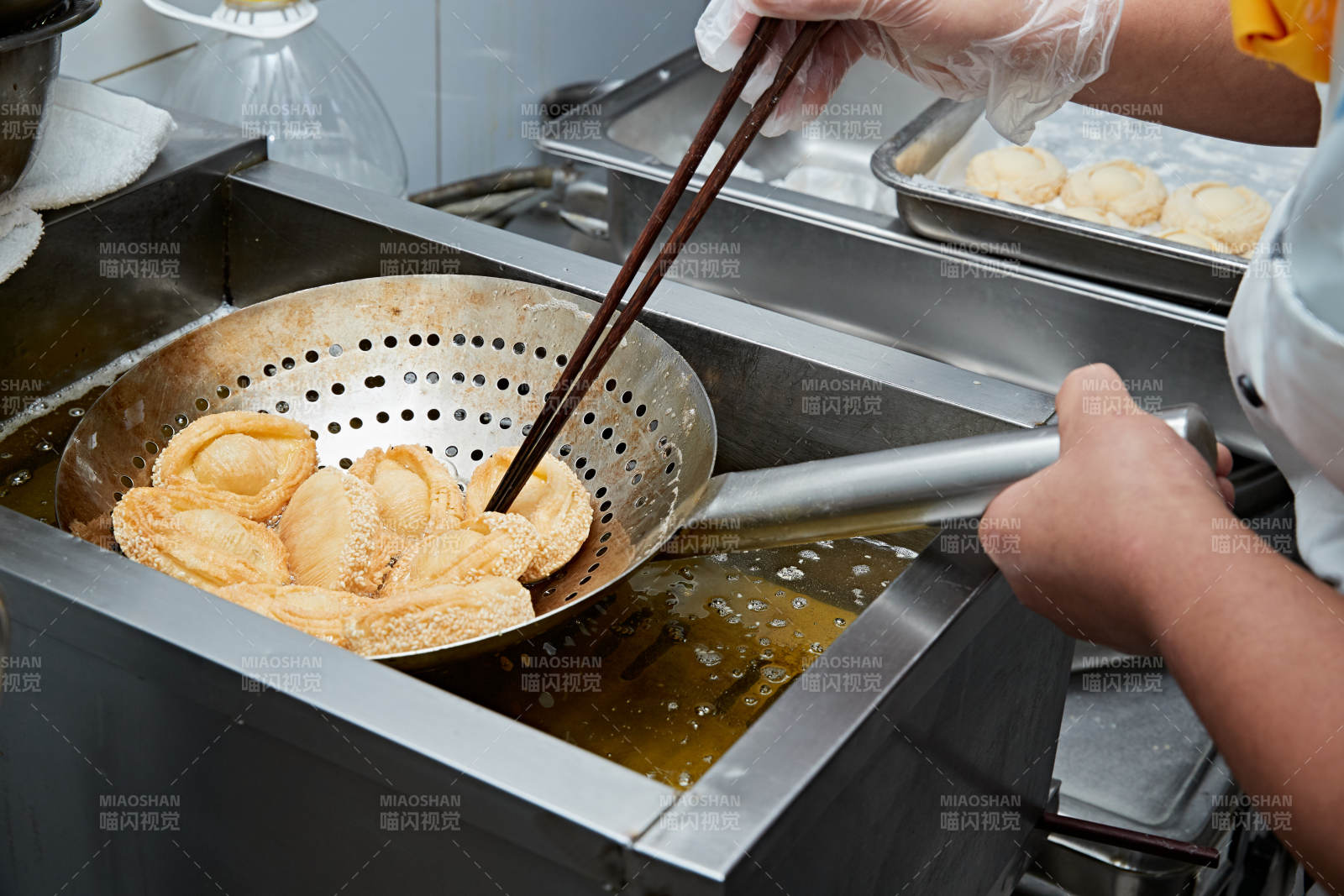 人與食物緊張忙碌的中餐廚房