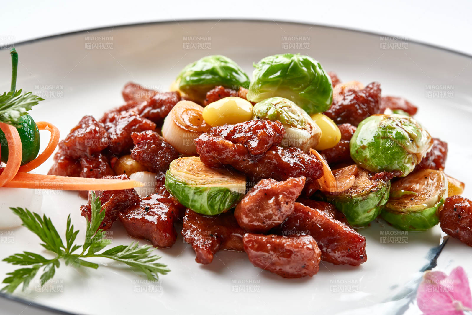 白色瓷盘装的酱爆银杏小甘蓝黑胡椒牛仔粒