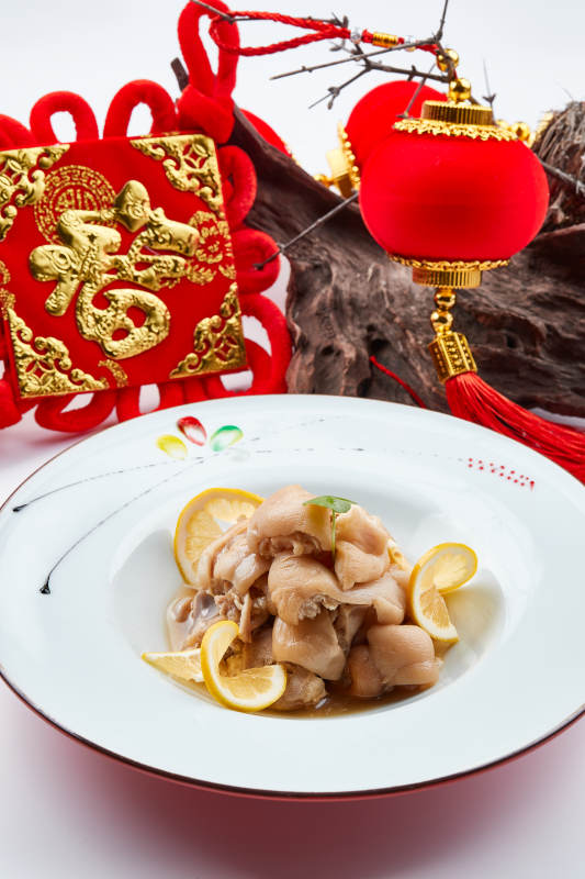 白色瓷盘装的的凉拌猪脚