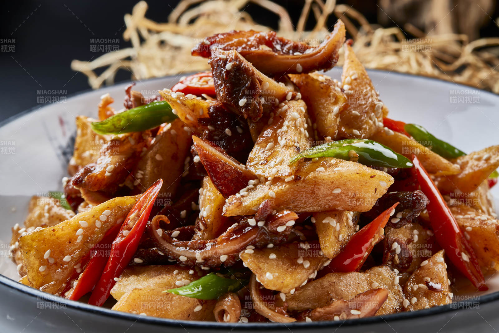 青瓷盤裝的醬香紅薯脆豬耳