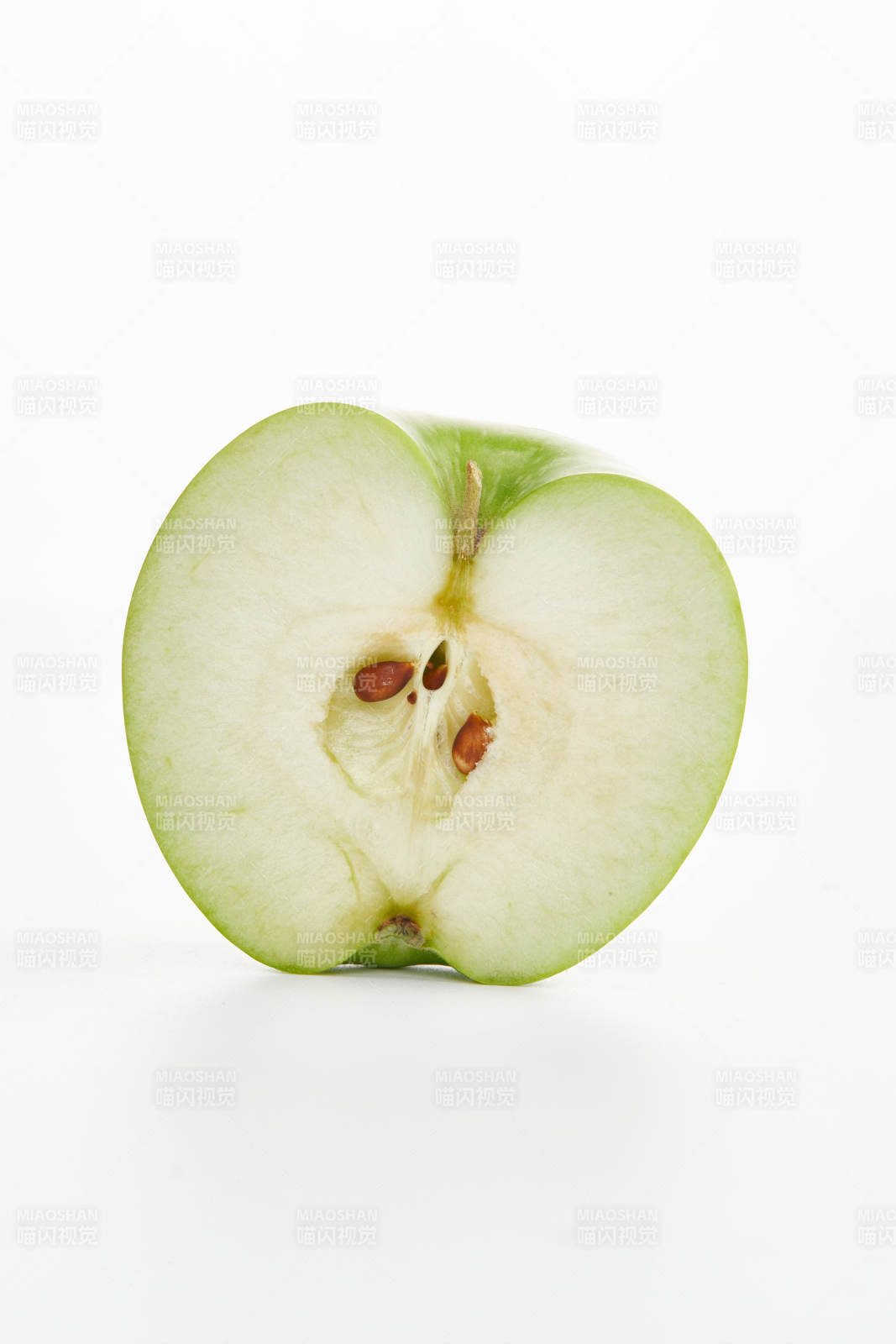白色背景上擺放的新鮮蘋果