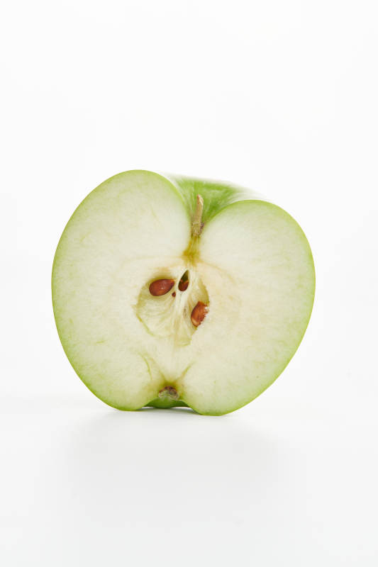 白色背景上擺放的新鮮蘋果