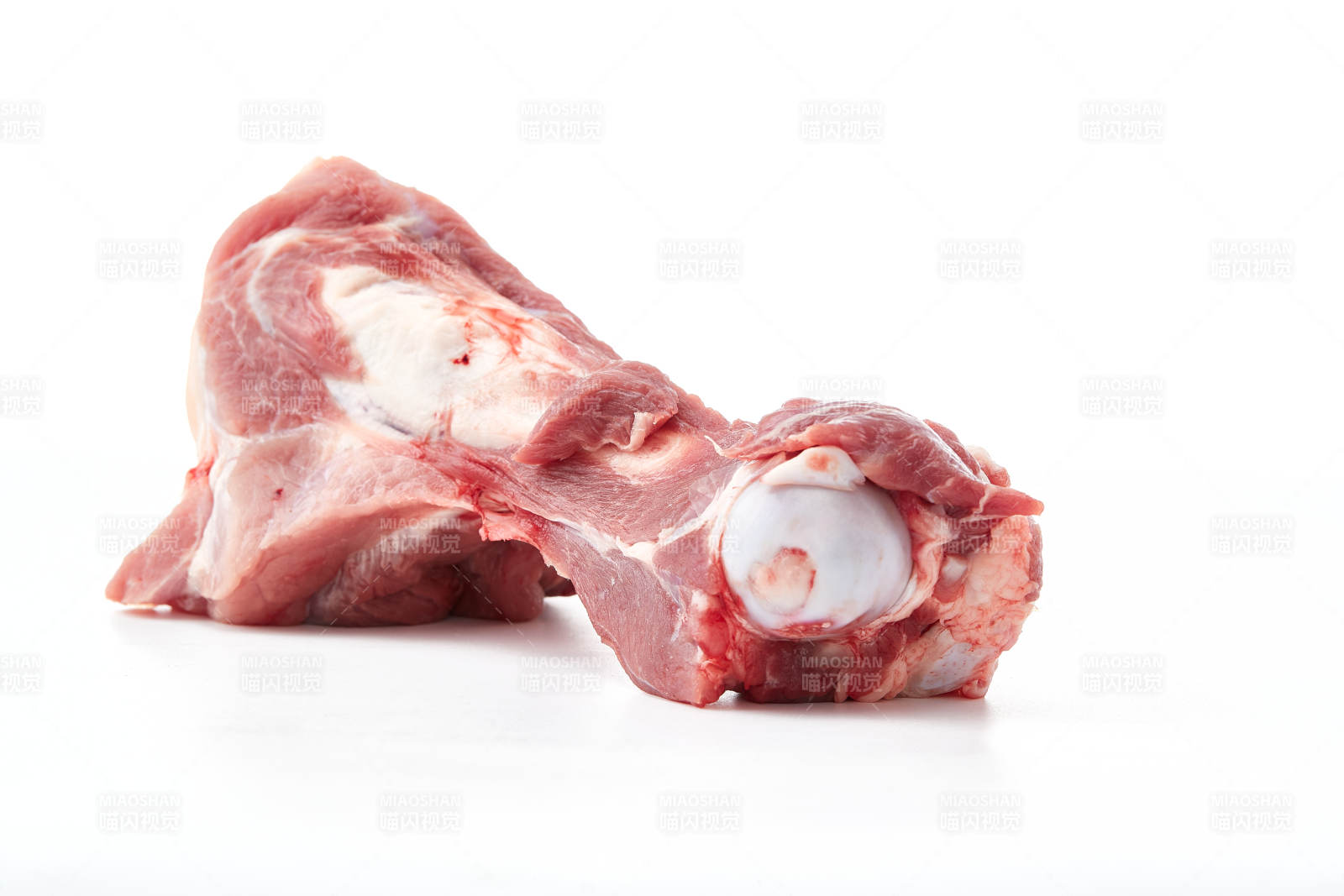 白色背景下的生鮮豬棒骨