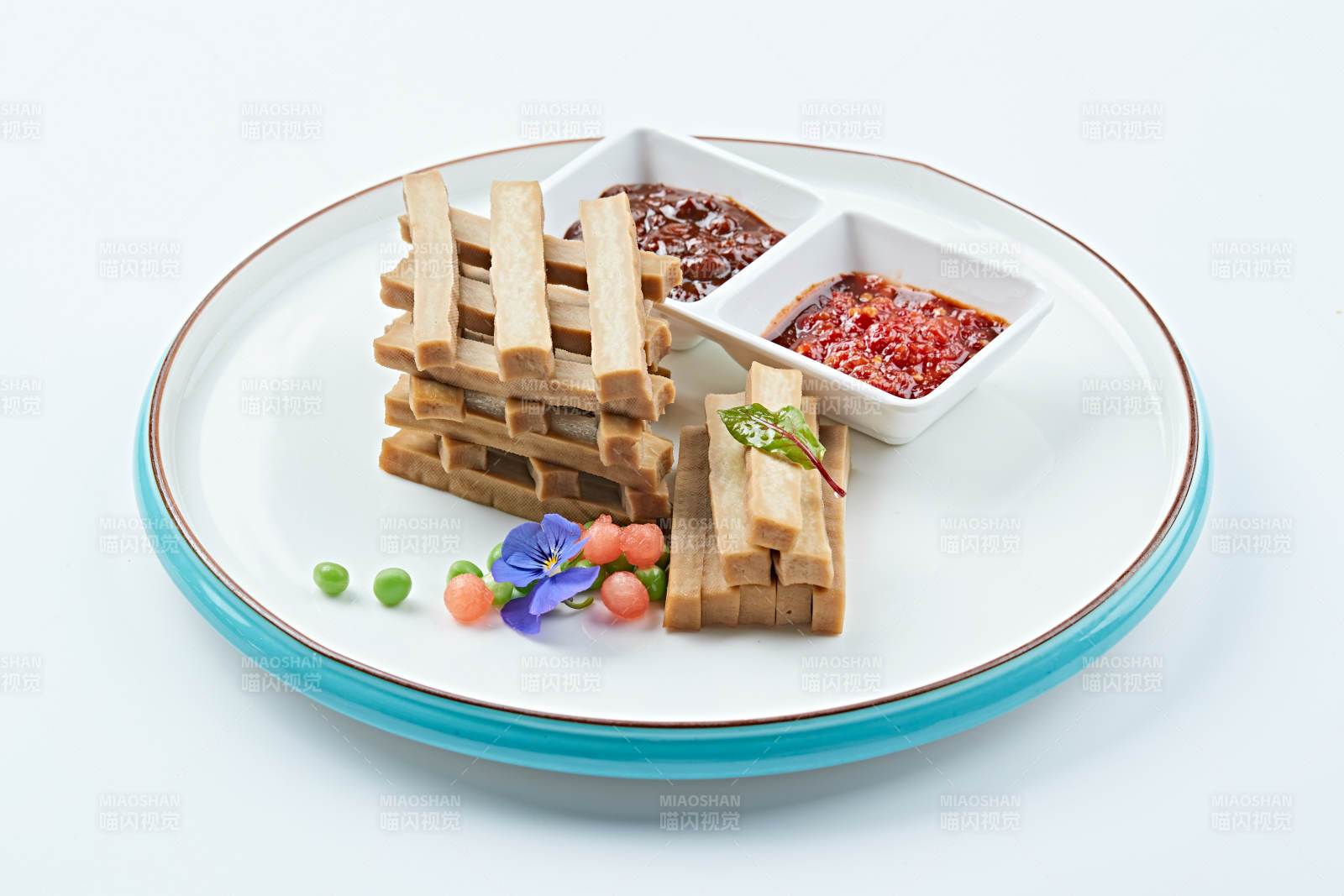 白色瓷盘装的蘸酱烟熏豆干