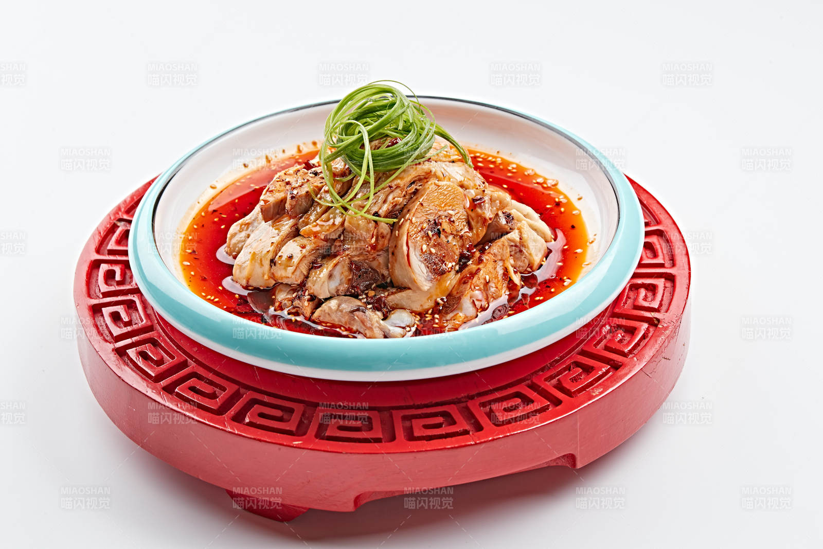 精美餐具裝的紅油香辣口水雞