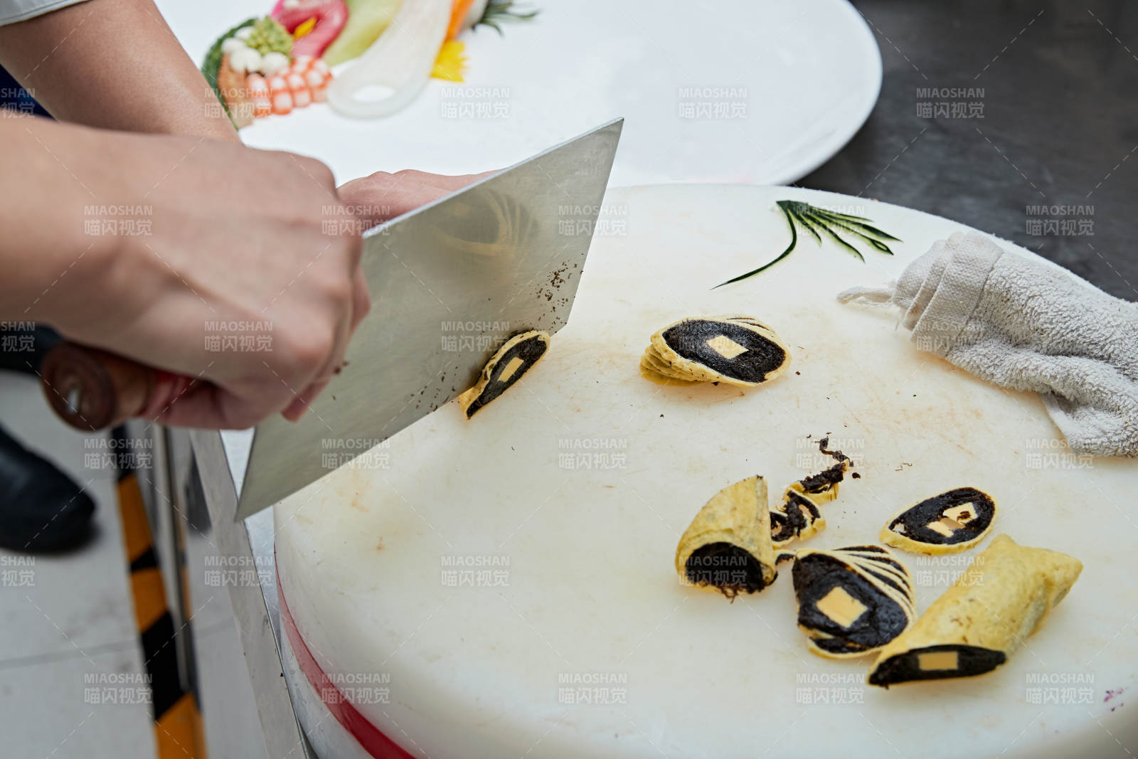 人與食物緊張忙碌的中餐廚房