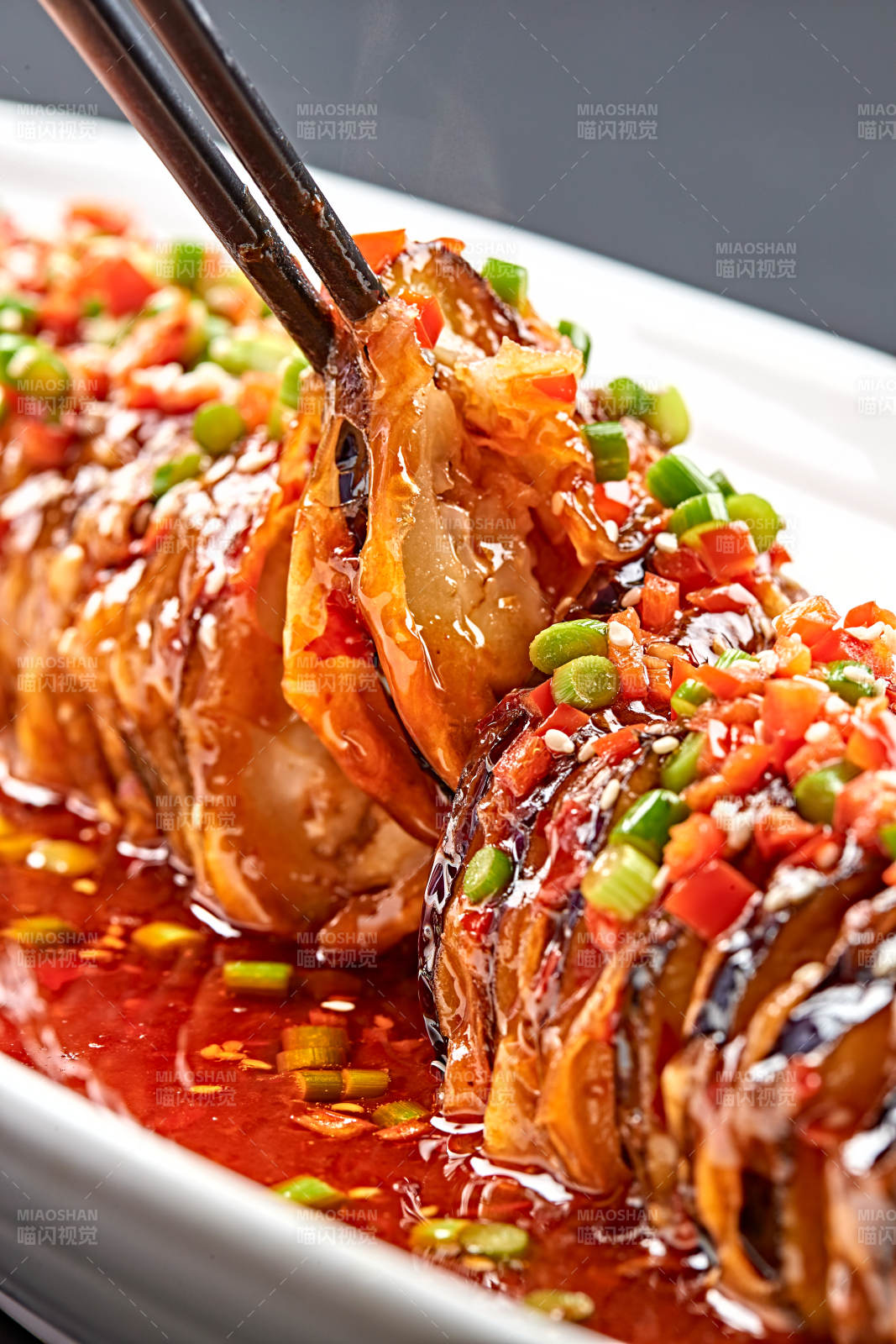 白色瓷盤裝的川味魚香紅油釀茄子